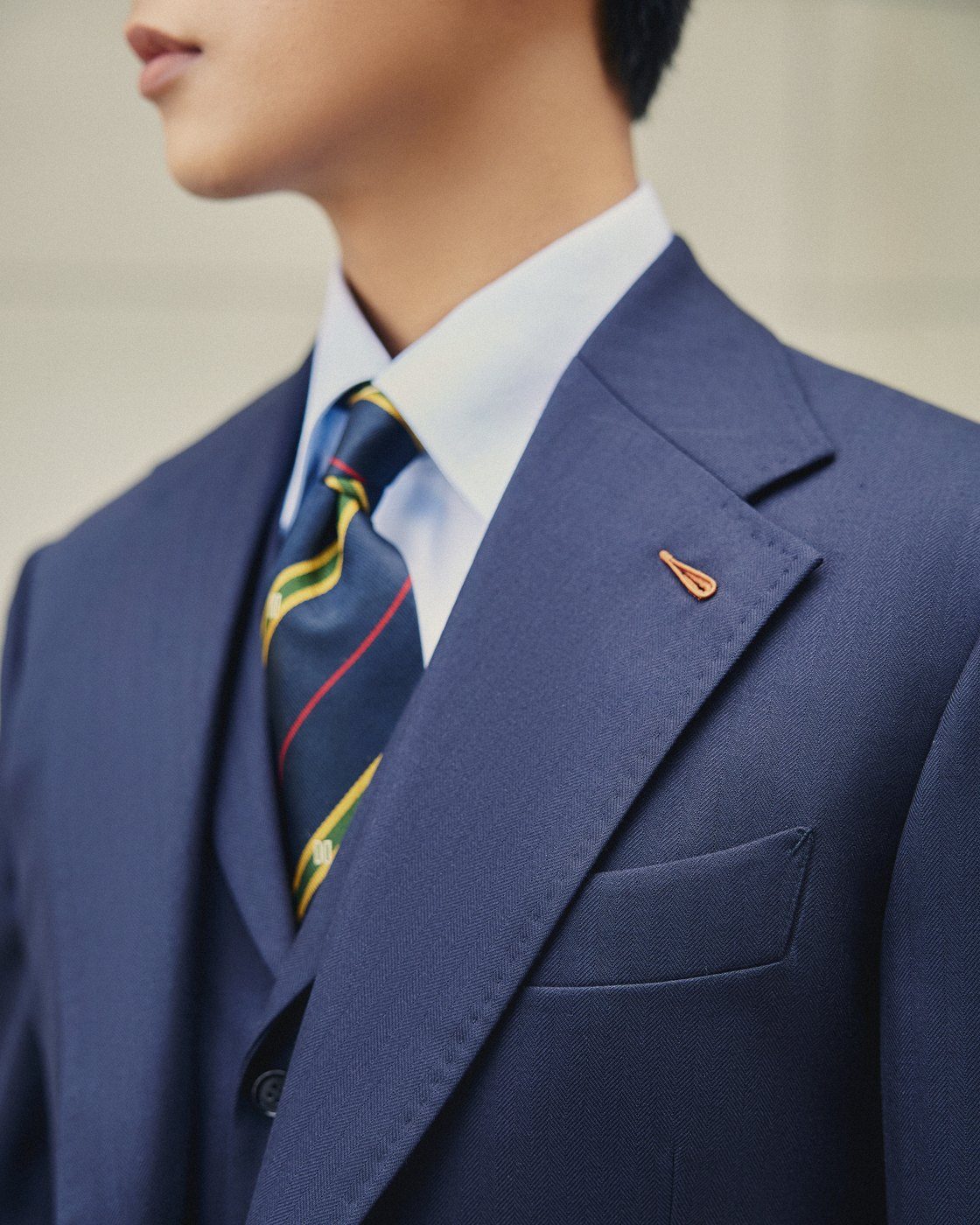 Suit công sở Loro Piana — chi tiết ve và cà vạt