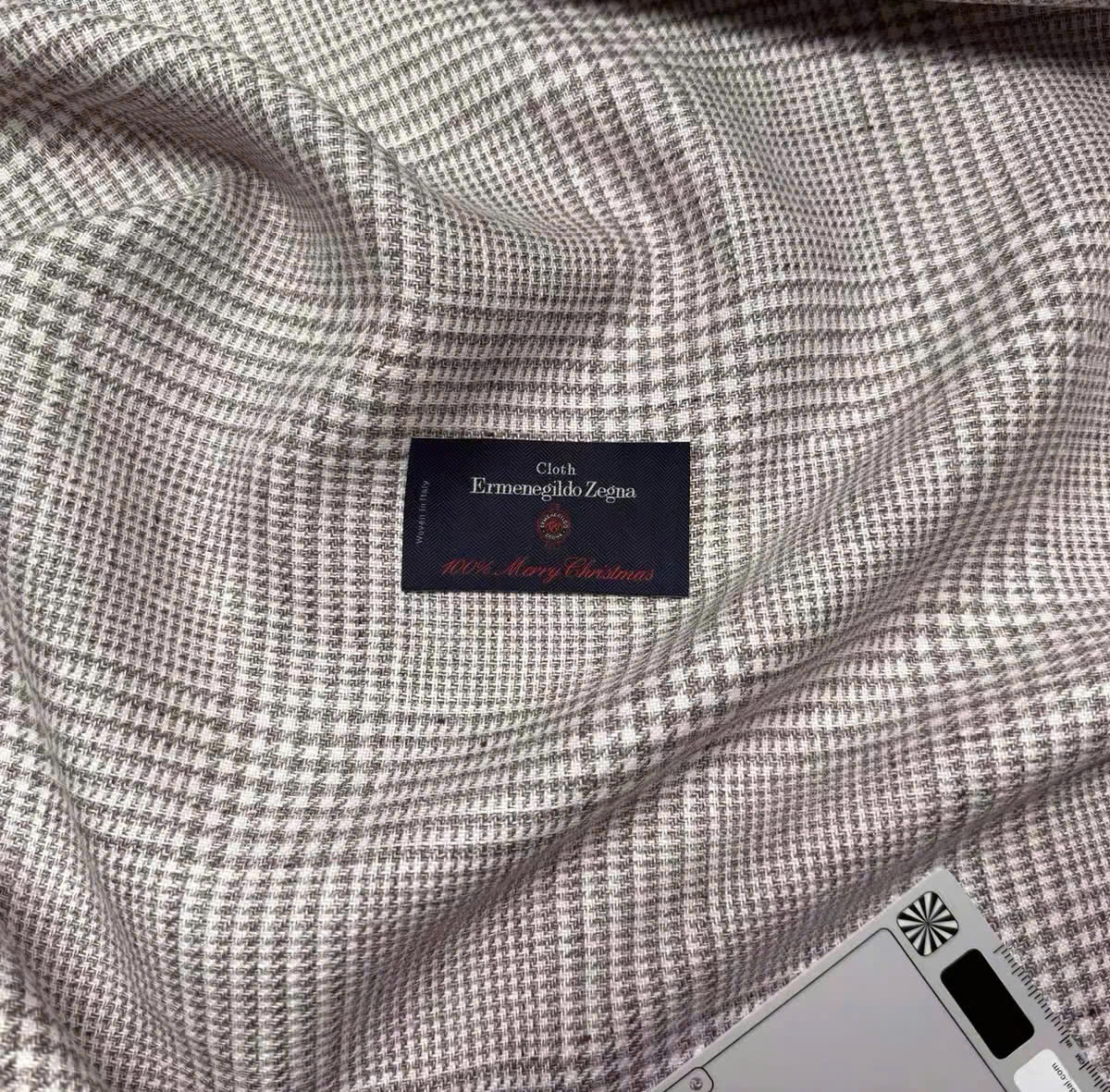 Lựa chọn vải tại Alpha Tailor từ cảm nhận đến thông tin cần xác nhận